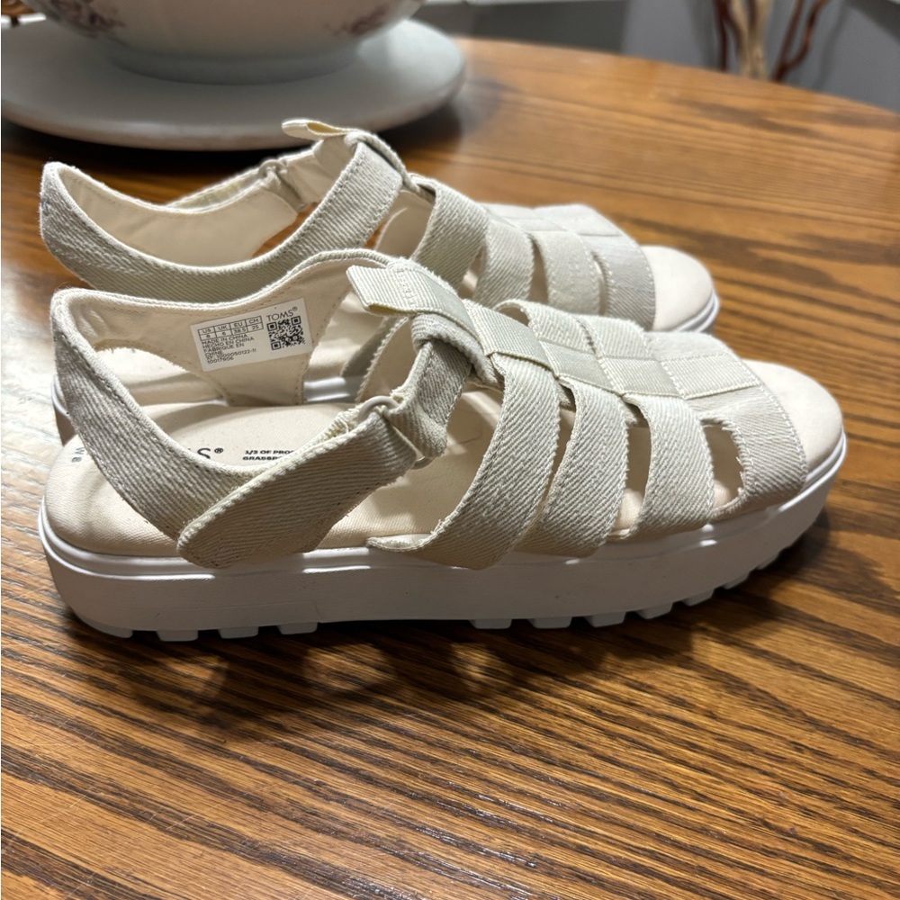 Tom’s Canvas Sandal
Women’s 8
Gently worn!!